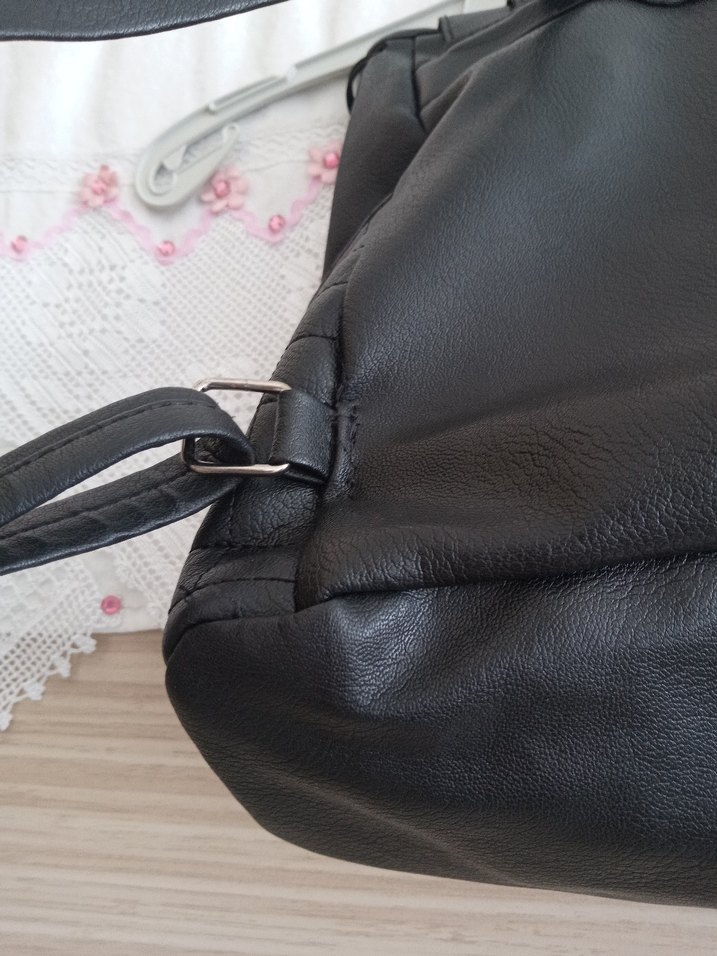 Siyah Deri Tokalı Kadın Sırt Çantası - Görsel 3