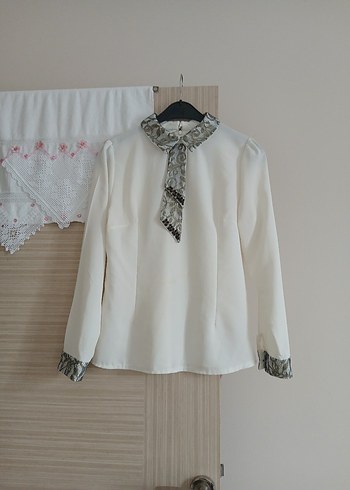 Yılan Desenli Düğmeli Beyaz Kadın Gömlek - Görsel 3