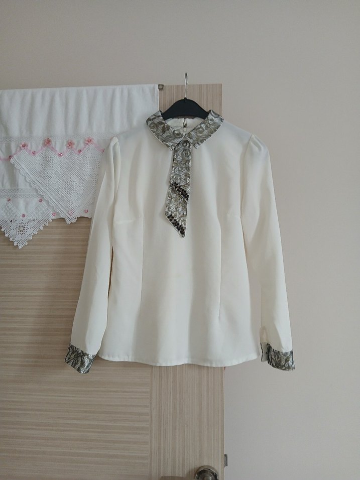 Yılan Desenli Düğmeli Beyaz Kadın Gömlek - Görsel 3