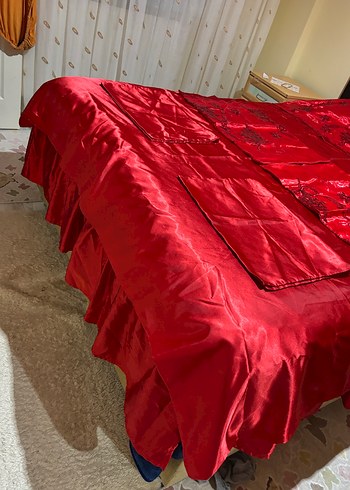 Koyu Kırmızı Nakışlı Yatak Örtüsü - Görsel 4