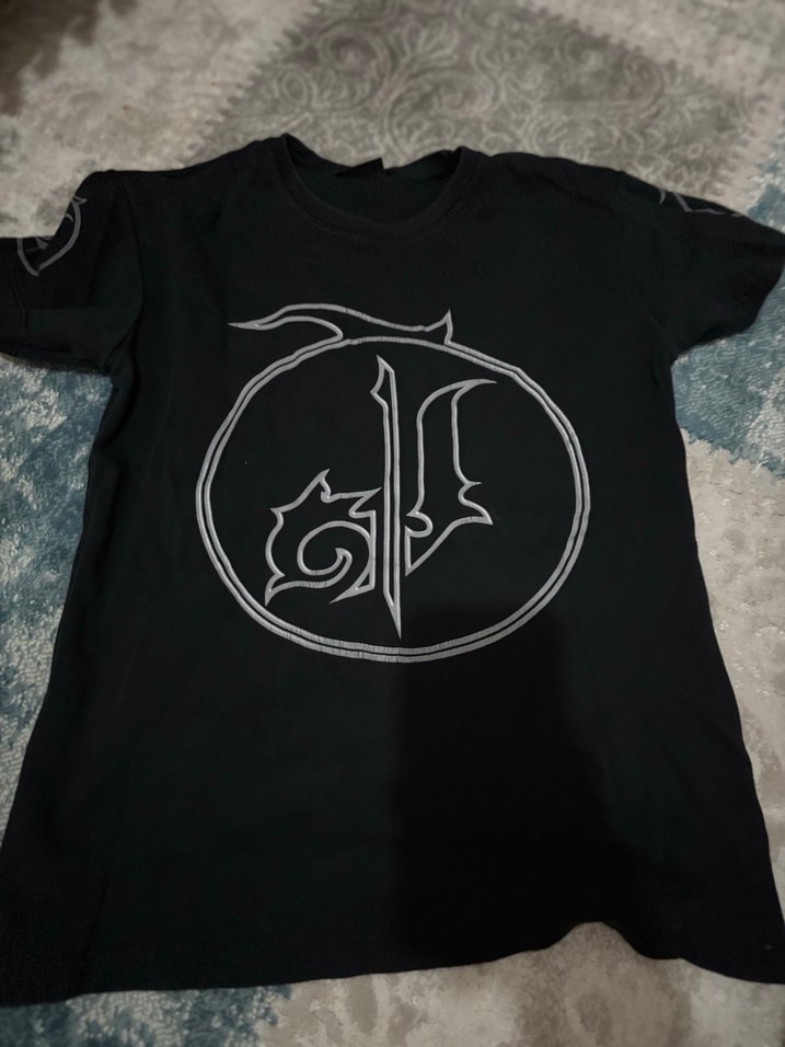 Siyah Gotik Desenli Kısa Kollu Polo Tişört - Görsel 2