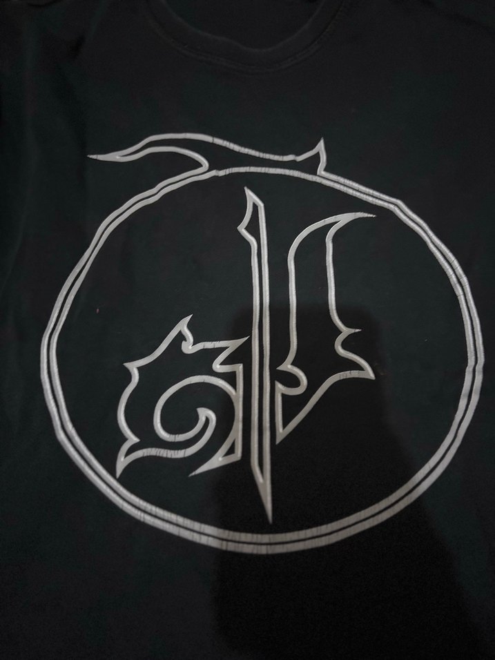 Siyah Gotik Desenli Kısa Kollu Polo Tişört - Görsel 3