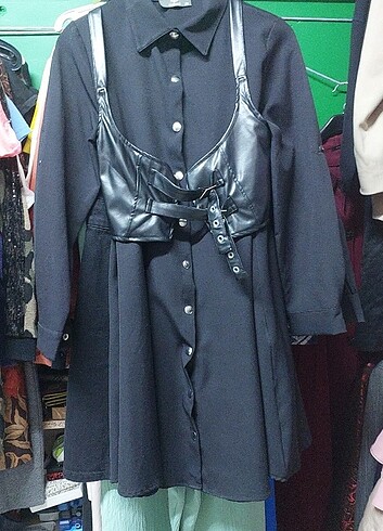 Siyah deri yelekli elbise takım