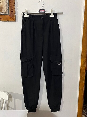 Bershka Beli ve Paçası Lastikli Pantolon