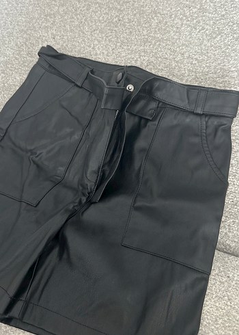 Kemerli Siyah Mini Deri Şort - Görsel 2