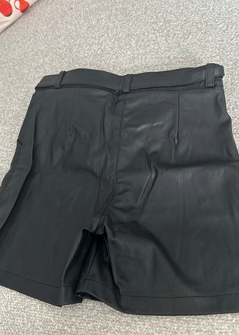 Kemerli Siyah Mini Deri Şort - Görsel 4