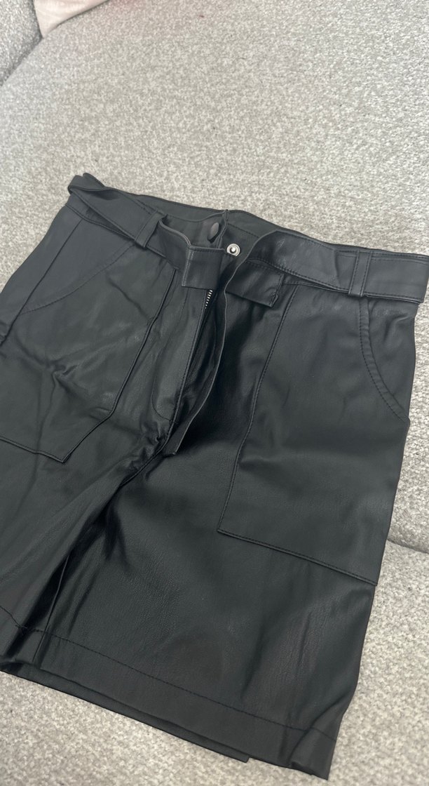 Kemerli Siyah Mini Deri Şort - Görsel 2