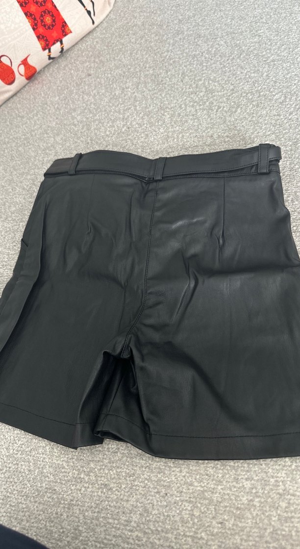 Kemerli Siyah Mini Deri Şort - Görsel 4