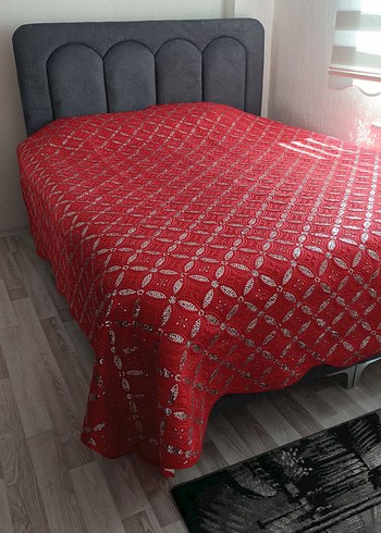 Diğer Kırmızı İşlemeli Parlak Yatak Örtüsü