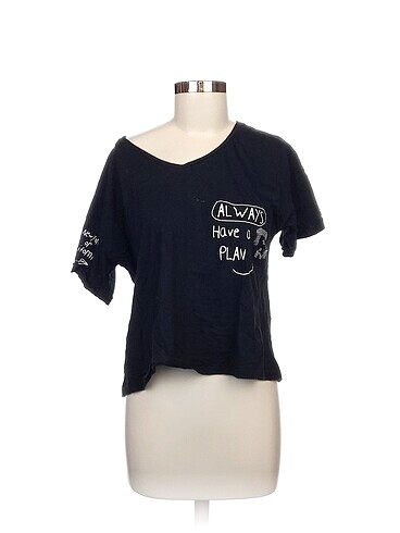 Defacto T-shirt %70 İndirimli.