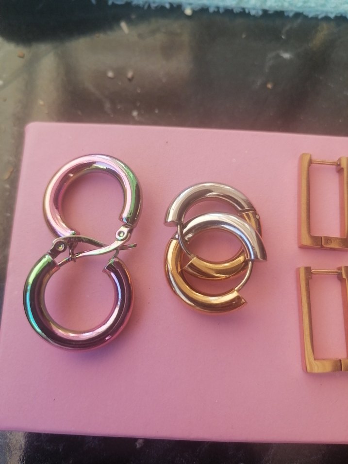 Mini Altın Tokalı Kadın Küpeler - Görsel 2