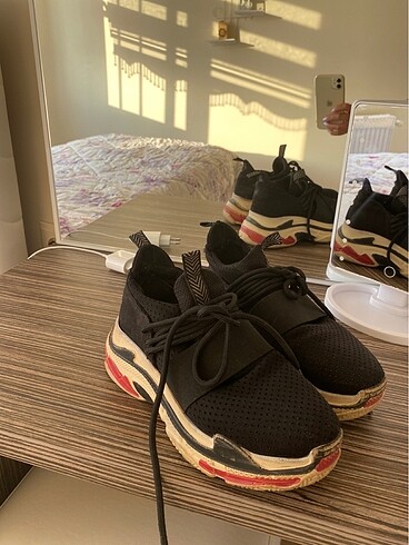 Elle spor ayakkabı