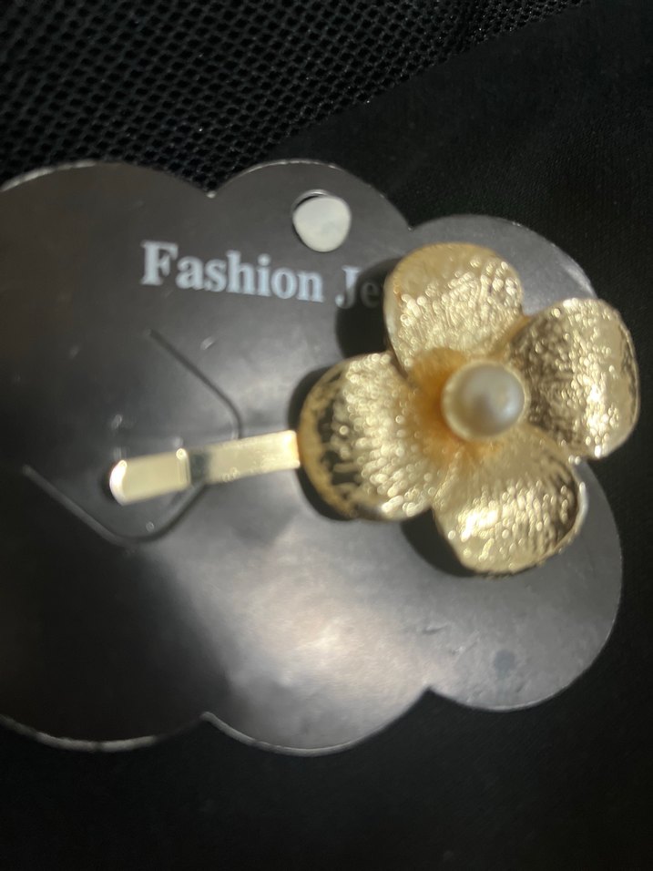 Düğmeli Parlak Altın Çiçek Saç Tokası - Görsel 2