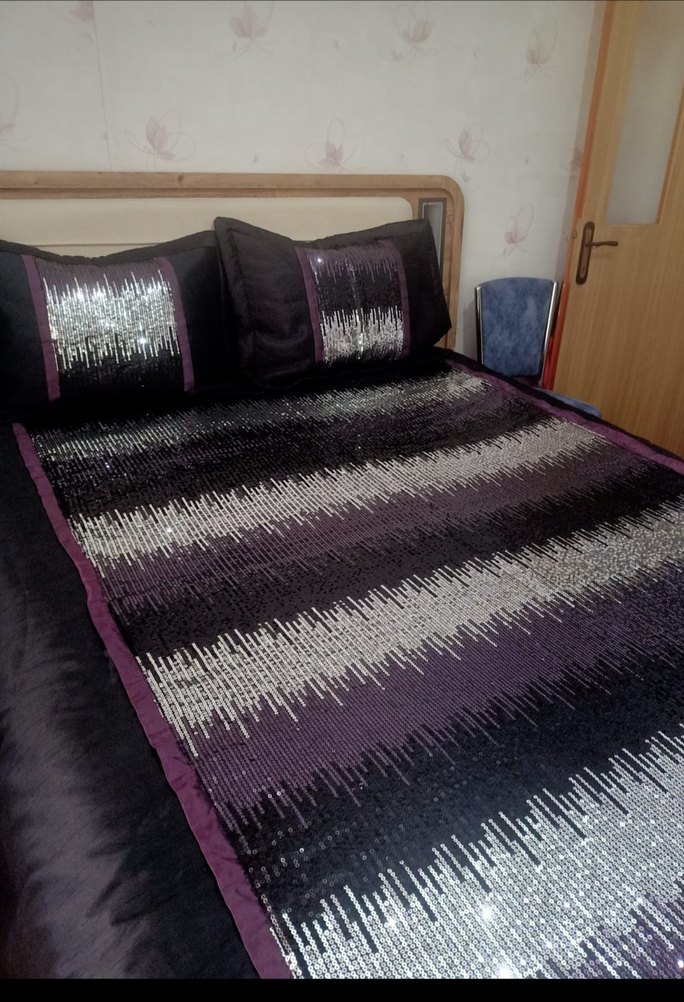 Mor İşlemeli Yatak Örtüsü - Görsel 2