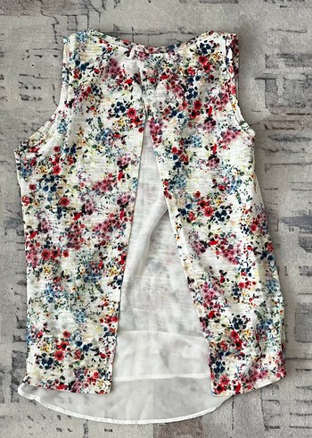 Çiçek Desenli Kolsuz Bluz - Görsel 2