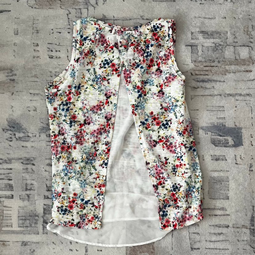 Çiçek Desenli Kolsuz Bluz - Görsel 2