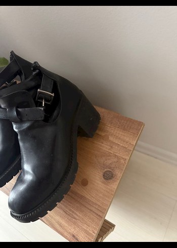 Tokalı Siyah Kadın Bot - Görsel 2