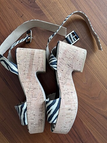 38 Beden H&M dolgu topuk sandalet