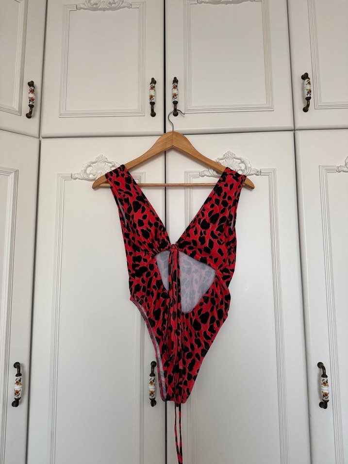 Kırmızı Bağlama Modelli Leopar Desenli Mayokini - Görsel 4