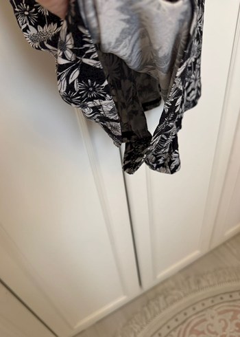 Stradivarius Siyah Beyaz Çiçekli Kısa Tulum - Görsel 6