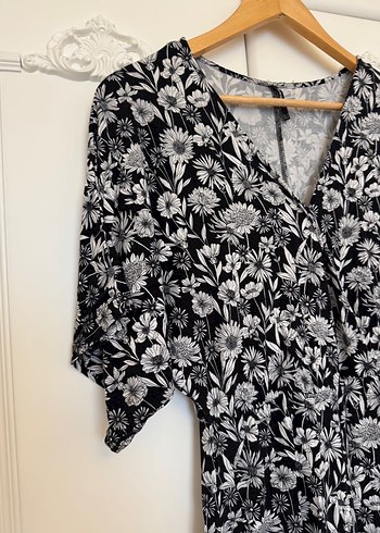 Stradivarius Siyah Beyaz Çiçekli Kısa Tulum - Görsel 2