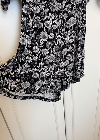 Stradivarius Siyah Beyaz Çiçekli Kısa Tulum - Görsel 7