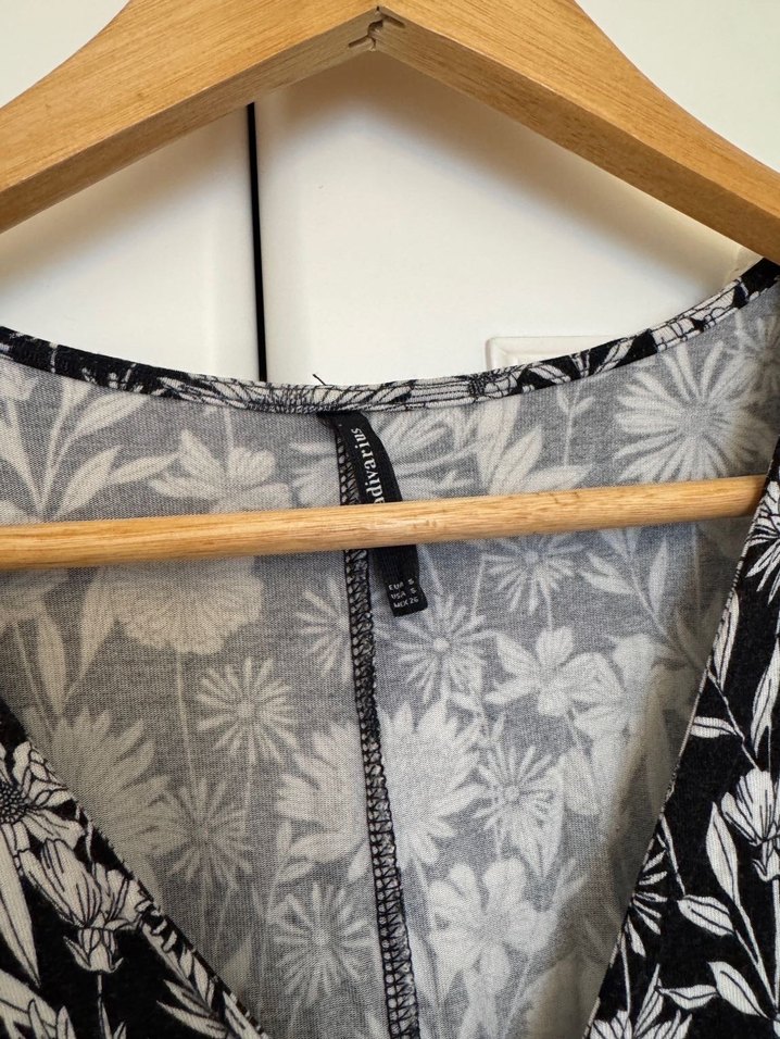 Stradivarius Siyah Beyaz Çiçekli Kısa Tulum - Görsel 3