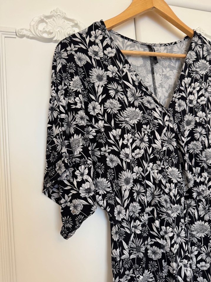 Stradivarius Siyah Beyaz Çiçekli Kısa Tulum - Görsel 2