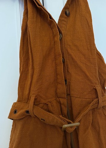 Tarçın Rengi Sırtı Açık Kısa Cepli Tulum - Görsel 7