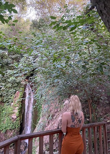 Tarçın Rengi Sırtı Açık Kısa Cepli Tulum - Görsel 2