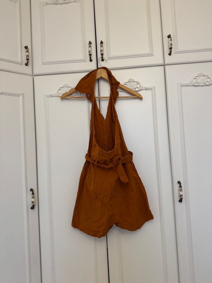 Tarçın Rengi Sırtı Açık Kısa Cepli Tulum - Görsel 5