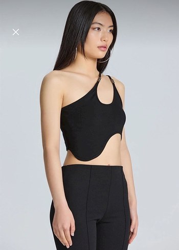 Siyah Boncuk Askı Detaylı Asimetrik Kesim Crop Top - Görsel 2