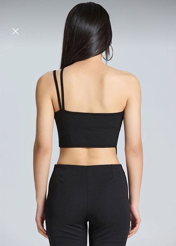 Siyah Boncuk Askı Detaylı Asimetrik Kesim Crop Top - Görsel 3