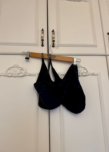 Siyah Boncuk Askı Detaylı Asimetrik Kesim Crop Top - Görsel 7