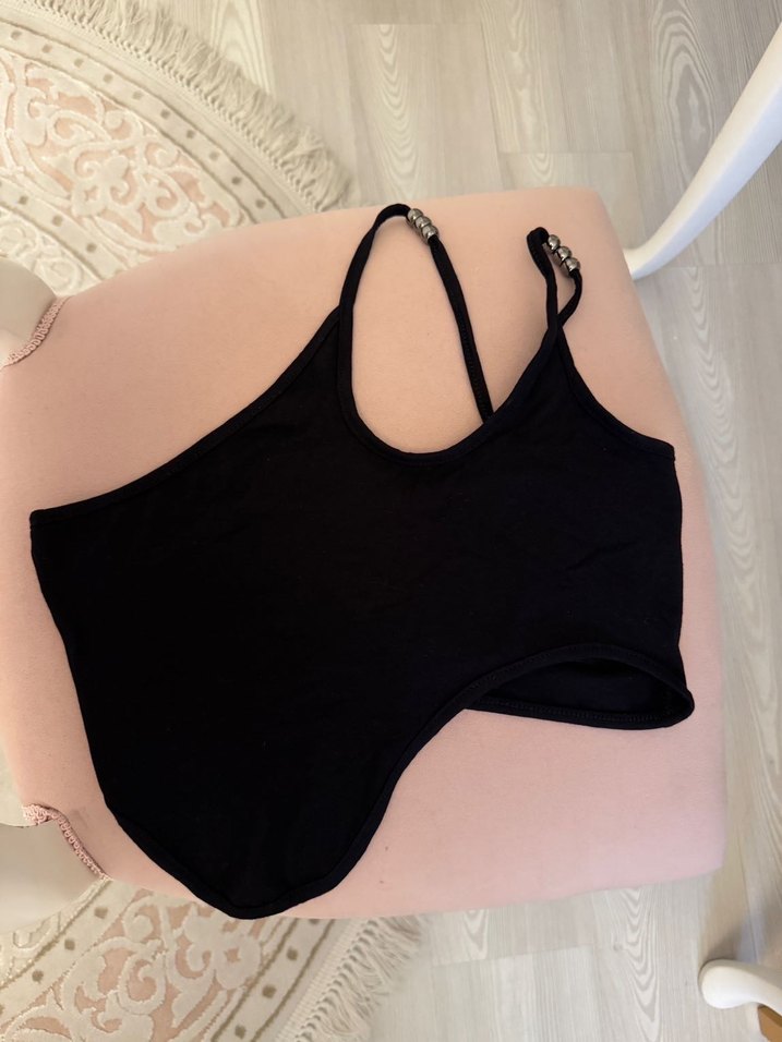 Siyah Boncuk Askı Detaylı Asimetrik Kesim Crop Top - Görsel 5