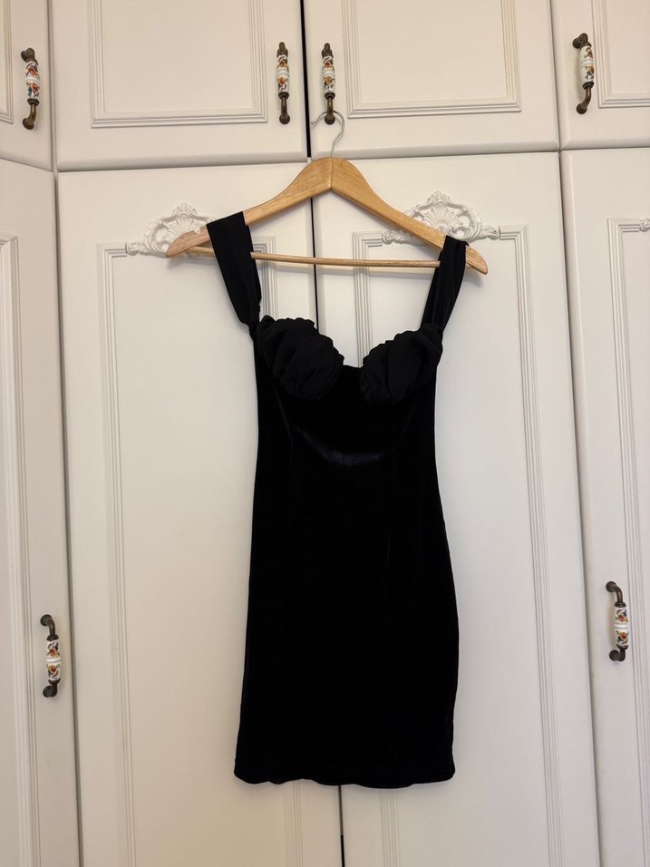 Siyah Düşük Askılı Straplez Kadife Kalem Mini Elbise - Görsel 5