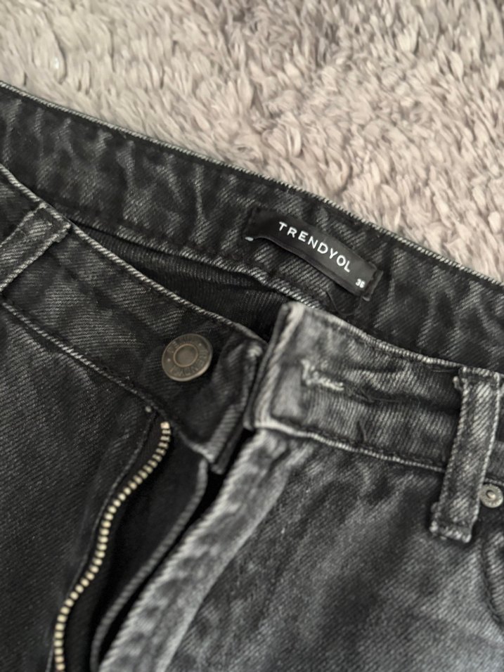 Siyah Dar Kesim Denim Pantolon — görsel 2/4