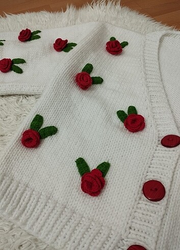 s Beden Gül motifli crop hırka