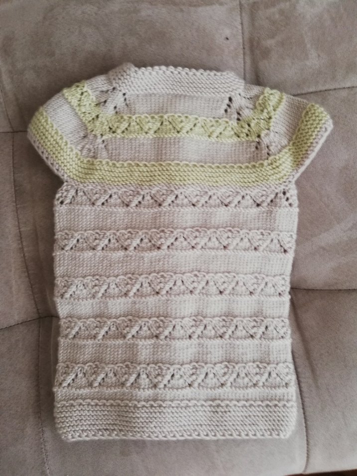 Kız Çocuk Bej Örgü Kolsuz Hırka o yaş. - Görsel 3