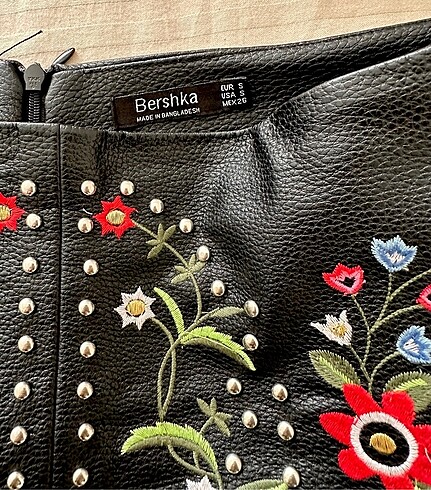 s Beden Bershka işlemeli deri etek