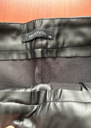 Deri Siyah Kadın Mini Şort - Görsel 2