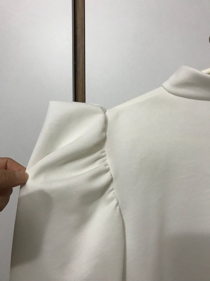 Beyaz V Yaka Uzun Kollu Salaş Bluz - Görsel 5