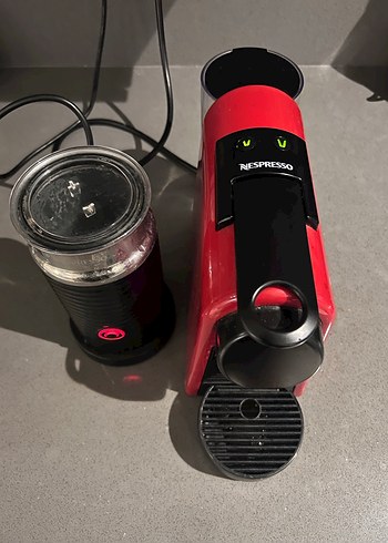Kırmızı Nespresso Kahve Makinesi