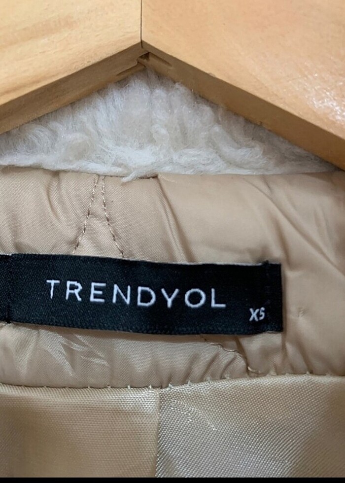 Kapitoneli ekru bej tonda peluş kürk yakalı mont ceket - Görsel 2