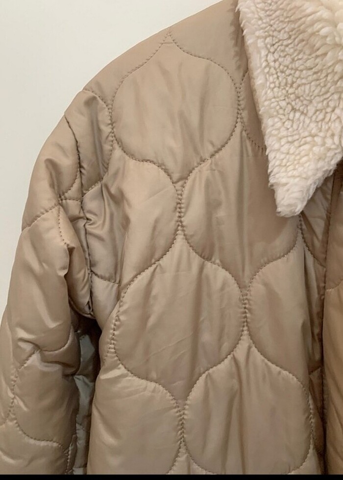 Kapitoneli ekru bej tonda peluş kürk yakalı mont ceket - Görsel 4