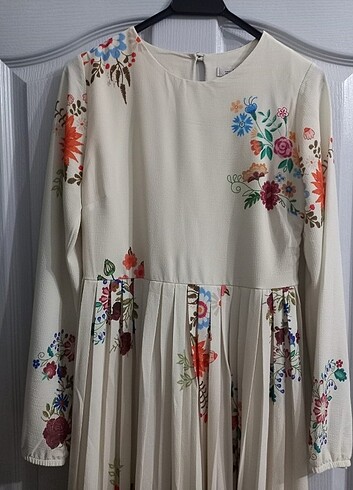 Piliseli çiçek detaylı elbise