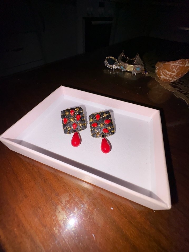 Mini Kırmızı Boncuklu Küpeler - Görsel 2