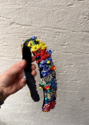 Boncuk İşlemeli Çok Renkli Örgü Saç Bandı - Görsel 2