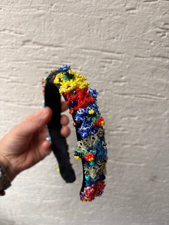 Boncuk İşlemeli Çok Renkli Örgü Saç Bandı - Görsel 2