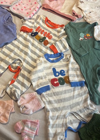Nakışlı, kısa kollu, renkli erkek pijama takımı